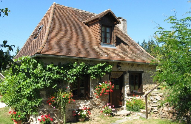 Delightful Cottage in quiet hamlet of Chabrenas - nOnly available April -October