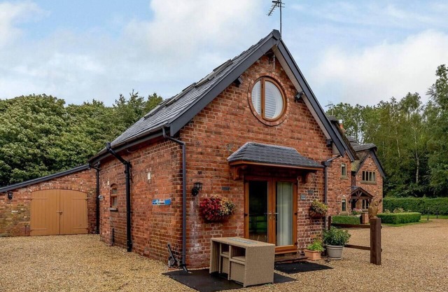 Delightful Cottage with 2 Bedrooms near Knutsford