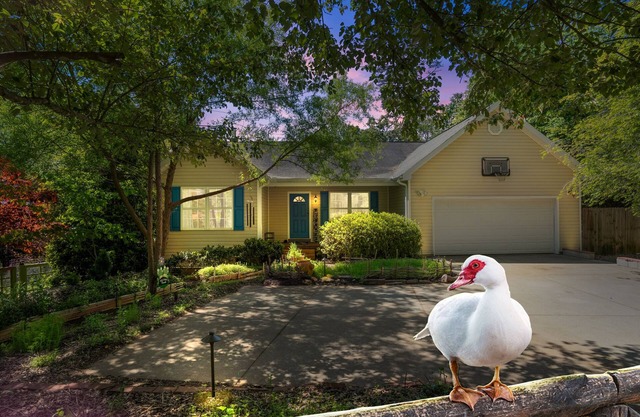 Delightful Duck Farm cottage, 5 min walk to State Park! Gated, a hidden gem!