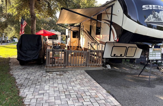 Delightful Glamping 5th wheel 2-bedroom with AC, WiFi in nice Fort McCoy