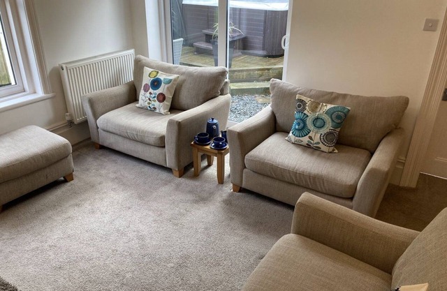 Delightful Holiday Home, with a hot tub, situated at the foot of Lake Windermere