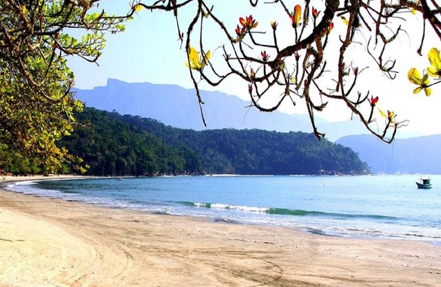 Delightful house 100 meters from the beach, 3 bedrooms (two suites), 2 bathrooms.