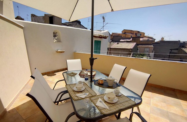 DELIGHTFUL HOUSE IN THE CENTER WITH TERRACE