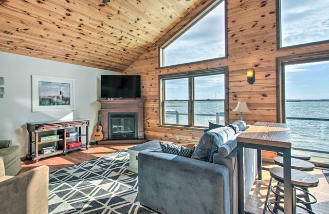 Delightful Isle Retreat w/Boat Dock & Slip!
