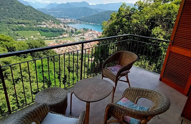 Delightful 4-bedroom villa with Lake Lugano view - up to 10 people
