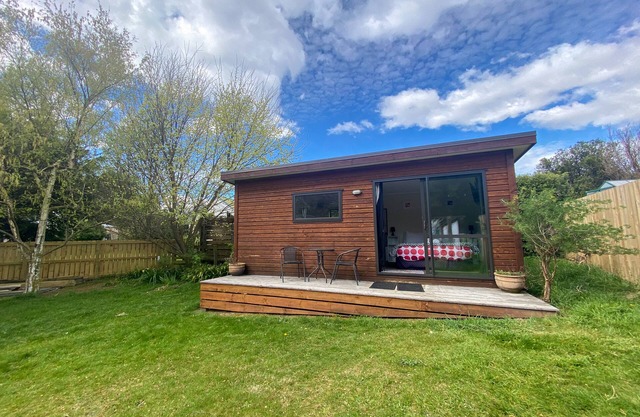 Delightful Lake Hawea Studio Cabin