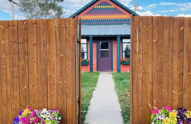 Delightful little gingerbread 4-bedroom house with WiFi in Walden