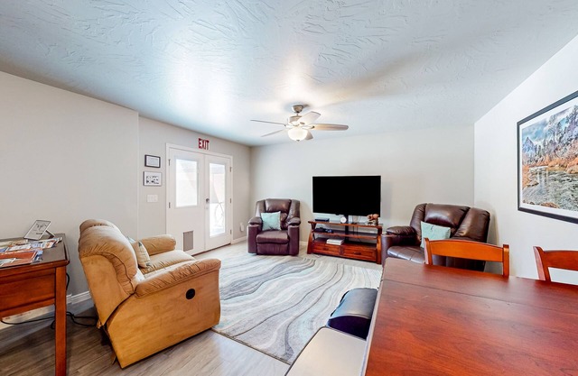Delightful lower-level getaway with a full kitchen, plus patio & pool access