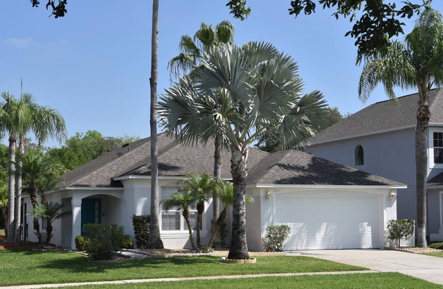 Delightful modern 4 bed, 3 bath villa with private pool/spa and lake view.