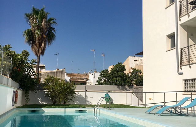 Delightful Modern apartment, 50m from Pine Walk and beach with views over Bay