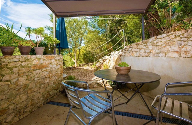 Delightful Riverside Apartment with River Views, The Upper 1