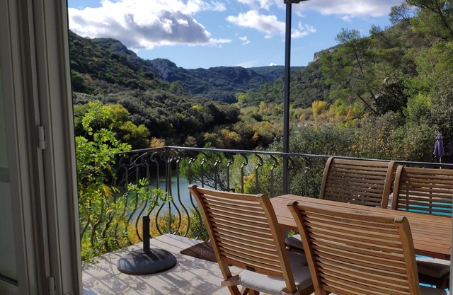 Delightful Riverside Apartment with River Views, The Upper 2