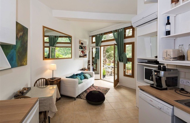 Delightful Riverside Apartment with River Views, The Wing