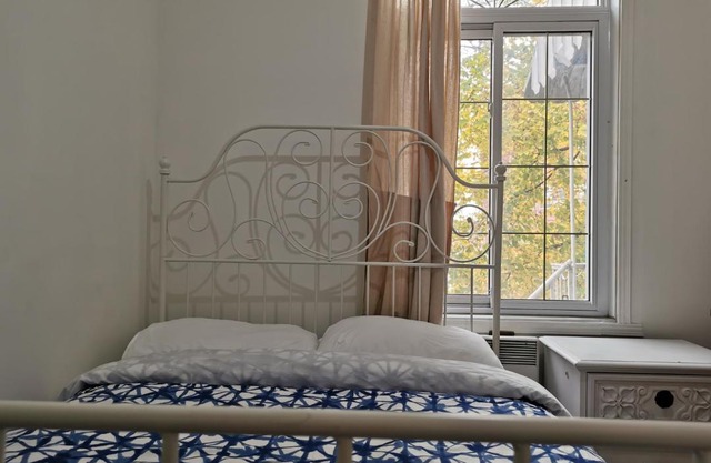 Delightful room near Metro Monk station with Self Check-in