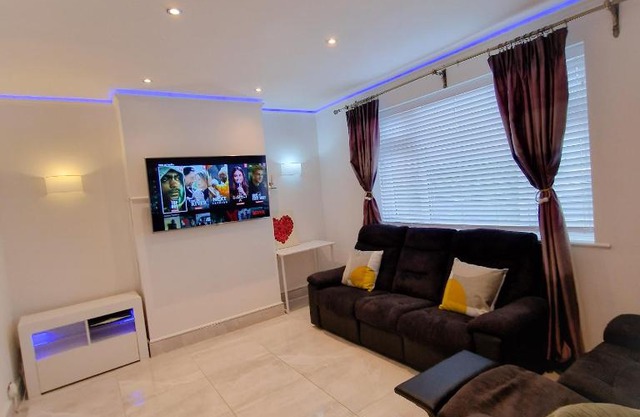 Delightful & Spacious Guest House in Farnworth Near Bolton Hospital