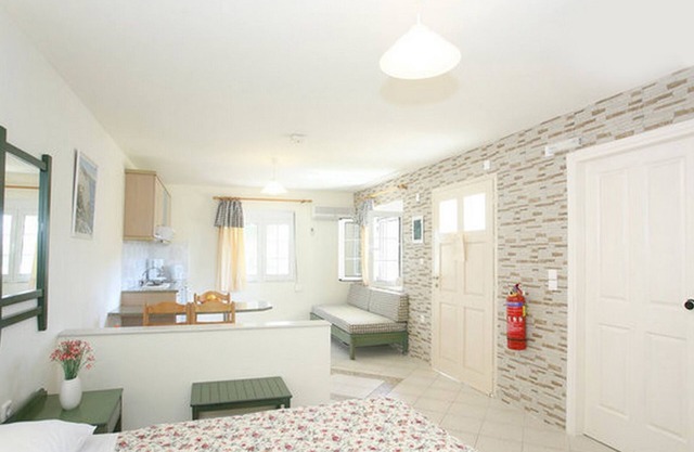 DELIGHTFUL STUDIO NEAR SANDY BEACH
