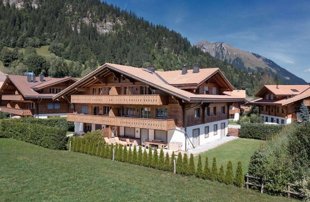 Delightfully Presented Flat with Amazing Views 2