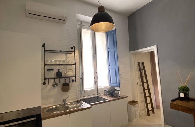 Delizioso appartamento minimal con bancone da falegname per colazioni super!