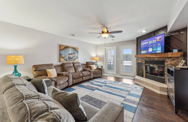 Dells Lake Villa - Lake Front Luxury