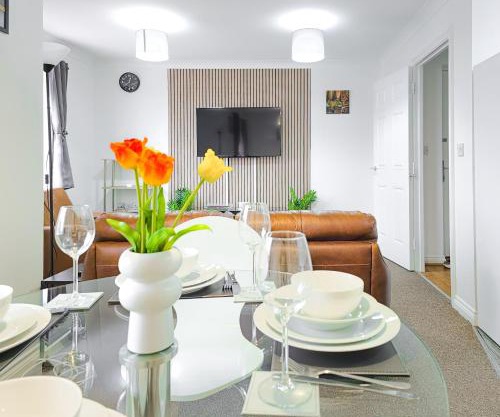 Deluxe 2-bed apartment with free parking, netflix & fast WiFi