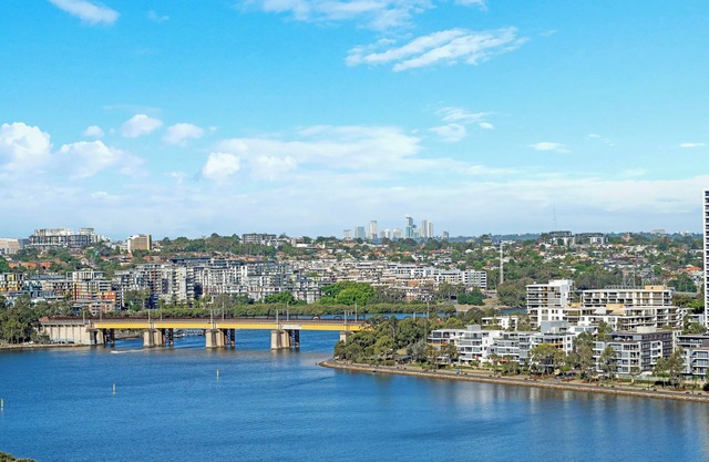 Deluxe 3b2b apartment with waterfront and convenient facilities