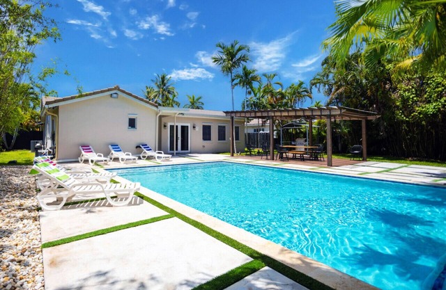 Deluxe 5BR/3BA Villa in Hollywood Lakes near Beach