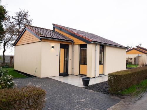 Deluxe Canal-Side Stay