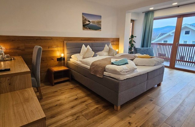 Deluxe double room garden view with south-facing balcony - Gästehaus Bärwald