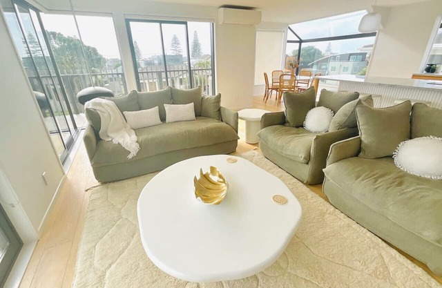 Deluxe Downtown: sleeps 8+/250m-Beach/600m-Town