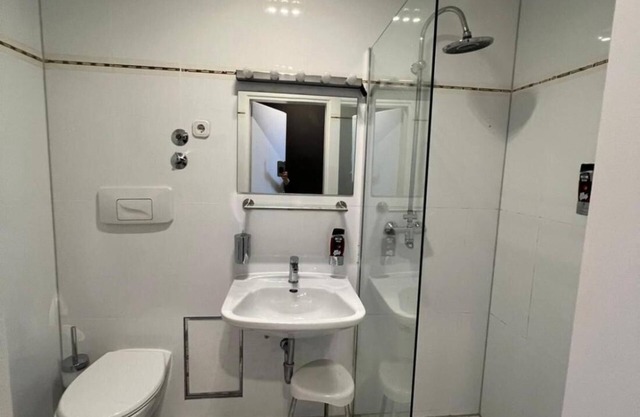 Deluxe Economy Single room mit Balcony 105
