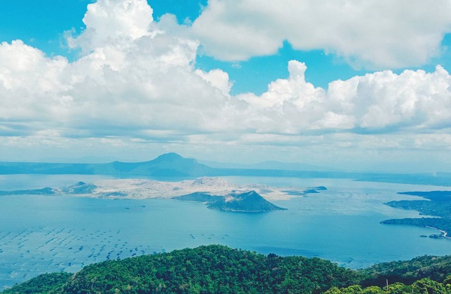 Deluxe Family room in Tagaytay with Taal lake view