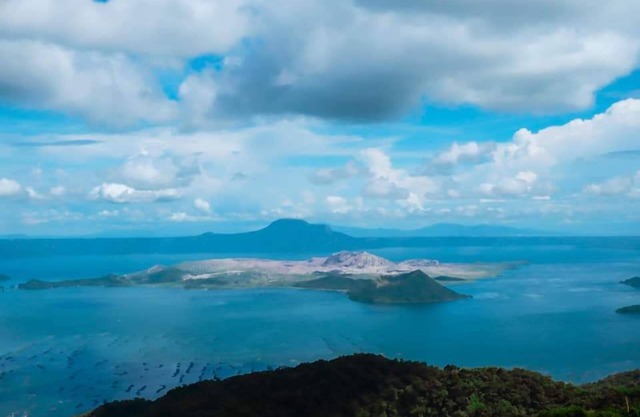 Deluxe Family Room in Tagaytay With Taal Lake View