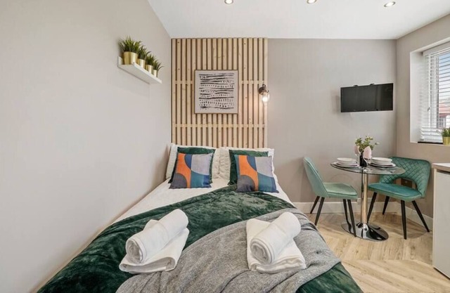 Deluxe Heathrow Studio (Flat 6)
