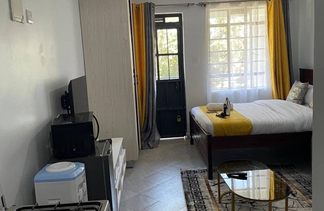 Deluxe hideaway studio apartment in charming Waiyaki way, free wifi and parking