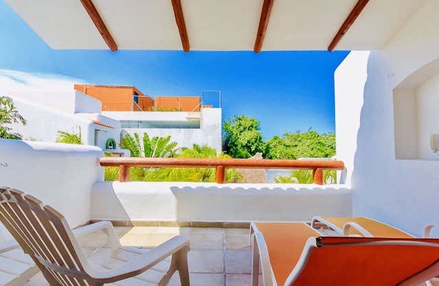 Deluxe Jacuzzi Balcony Room With Swimming Pool Air Conditioning and Parking