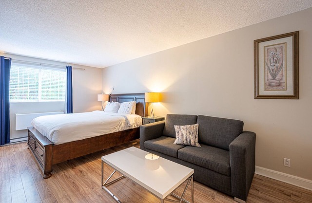 Deluxe King bed in Saint-Sauveur
