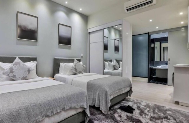 Deluxe King Suite with Twin Tower View 20