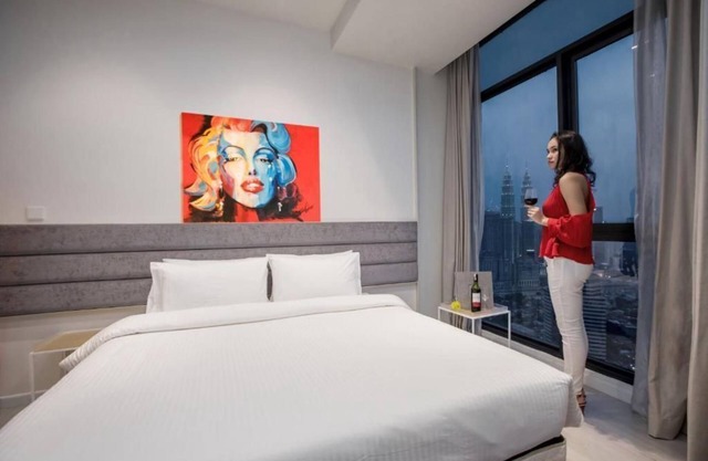 Deluxe King Suite with Twin Tower View 26