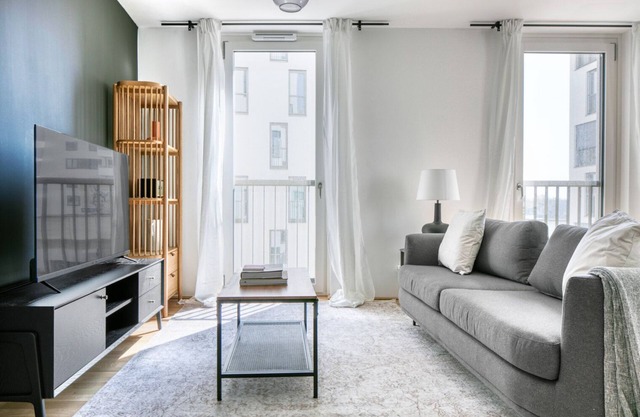 Deluxe Leopoldstadt 2BR w/Loggia, Gym & Sauna, near U2, by Blueground