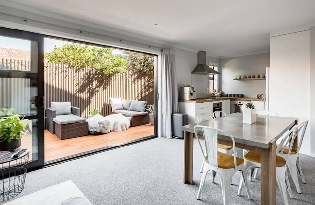 Deluxe, Modern Townhouse In Central Location - 3 Bedrooms All With Ensuite