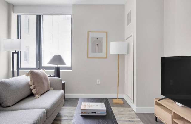 Deluxe North Station Studio w/W/D & Gym, near TD Garden, by Blueground