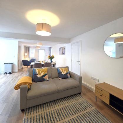 Deluxe One Bed Flat at Dawe Luxury Suites - An Entire Apartment near Ely Cathedral & Train Station - Ideal Gateway to Explore Ely, Cambridge, Norfolk & London - Sleeps up to 4