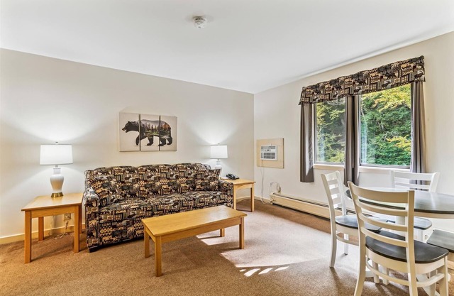 Deluxe one bedroom suite located on 2nd floor with outdoor heated pool 21820