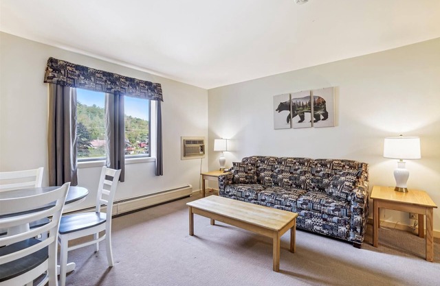 Deluxe one bedroom suite located on 2nd floor with outdoor heated pool 21517