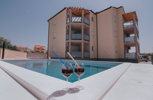 Deluxe Pool Apartments for 16
