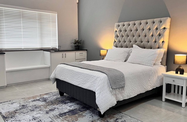 Deluxe Queen Room Near Strand Beach & Golf Estates