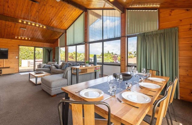Deluxe Redwoods | Huge House with Spa Pool