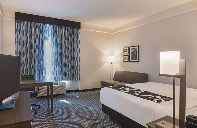 Deluxe Room Near UCF w/Breakfast & Pool – Ideal for Orlando Park Exploration