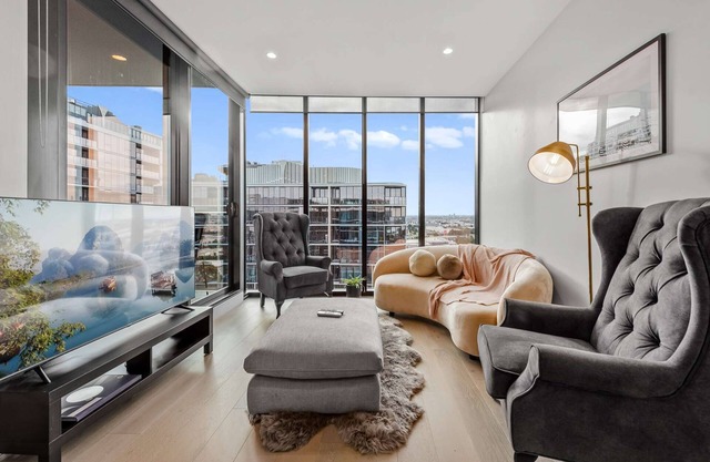 Deluxe Sanctuary with Amazing Views and 2 Parking Spaces