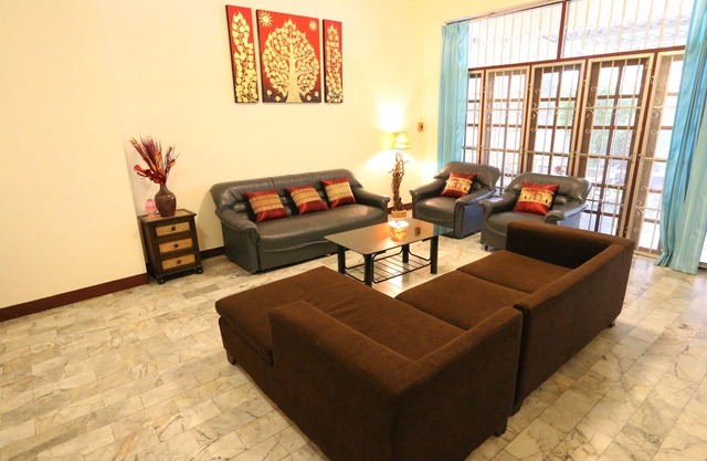 *DELUXE Spacious Town HOUSE IN CHIANG MAI CITY -NEAR THE SUNDAY NIGHT MARKET!*